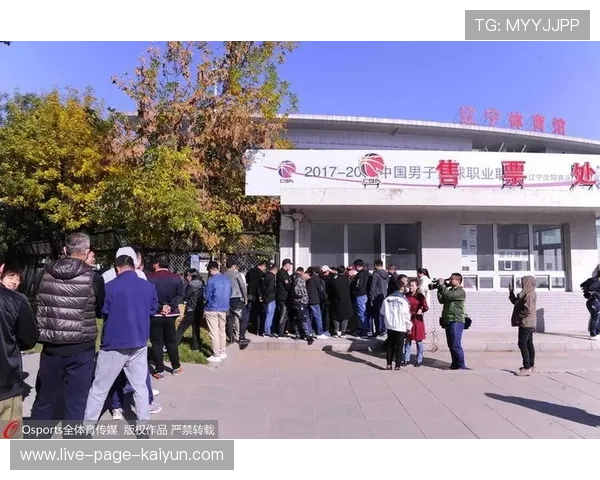 CBA季后赛门票一售而空，球馆沸腾如潮