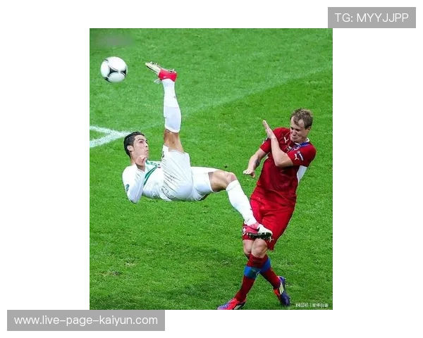 C罗大步流星带球推进势不可挡:从场上到日常训练的灵魂复制